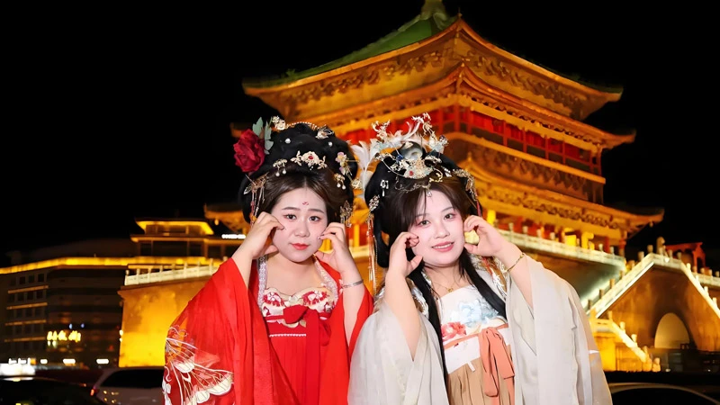 Tang Dynasty Splendor Walks Modern Xi’an Streets