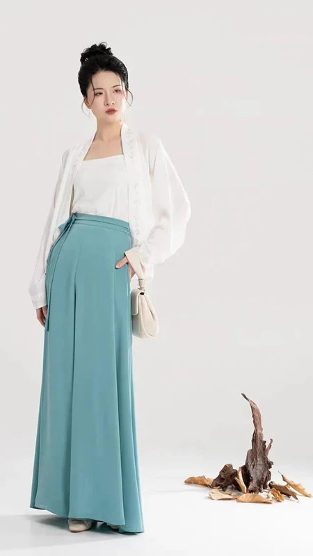 The Temperament Difference between Tang and Qing Hanfu