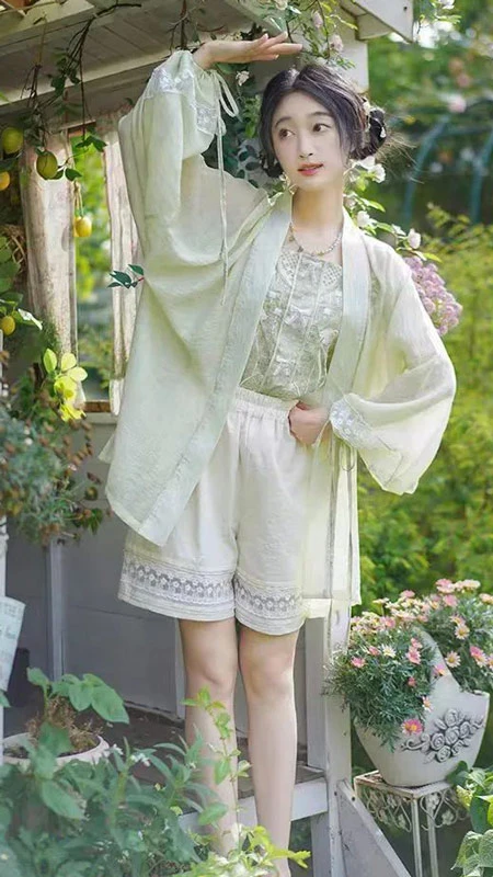 The Temperament Difference between Tang and Qing Hanfu