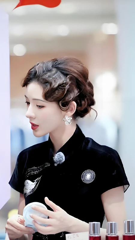 Zhang Yuxi Received Praise for Wearing Cheongsams