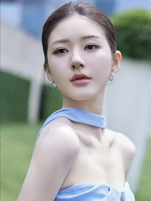 Zhao Lusi Addresses Plastic Surgery Rumors in Livestream