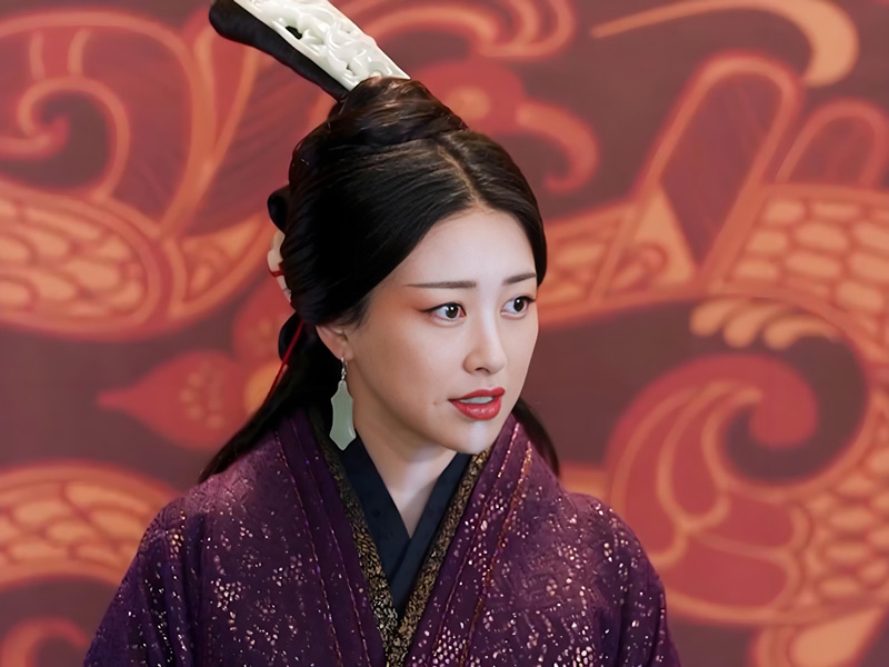 Zhu Zhus Signature Looks A Portrait of Multifaceted Grace