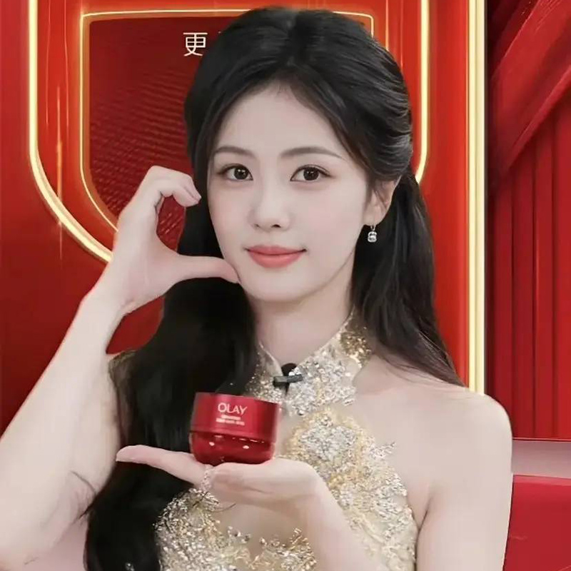 31-Year-Old Bai Lu Stuns in Golden Embroidered Qipao