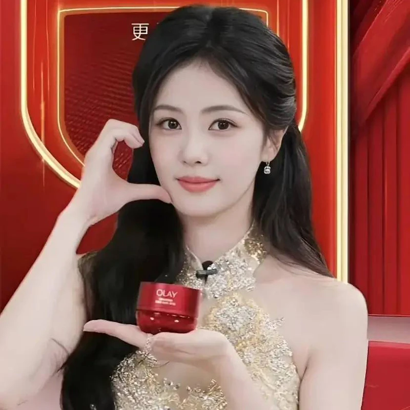31-Year-Old Bai Lu Stuns in Golden Embroidered Qipao