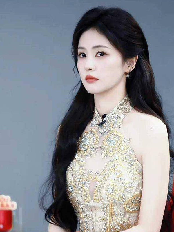 31-Year-Old Bai Lu Stuns in Golden Embroidered Qipao