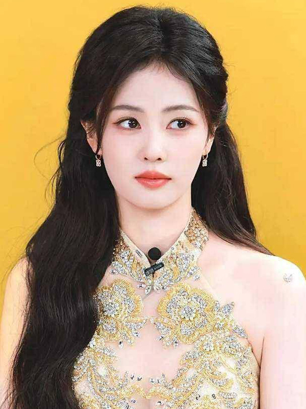 31-Year-Old Bai Lu Stuns in Golden Embroidered Qipao