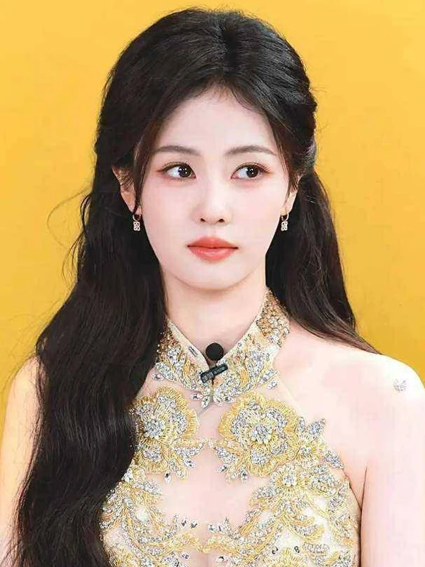 31-Year-Old Bai Lu Stuns in Golden Embroidered Qipao