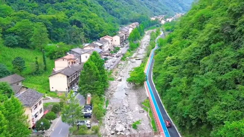 A Guide to Chongqing's Wild Heart and Fiery Plate