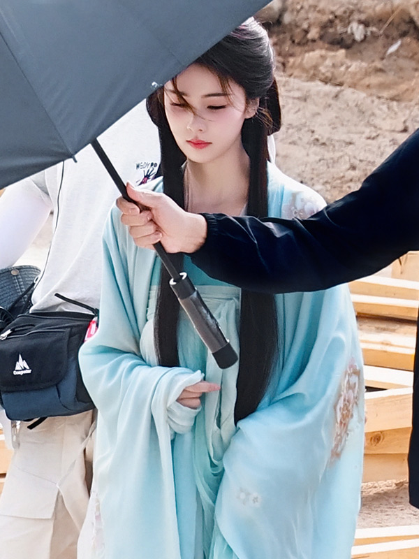 Bai Lu's Weight Loss: Health vs. Career Debate in Entertainment