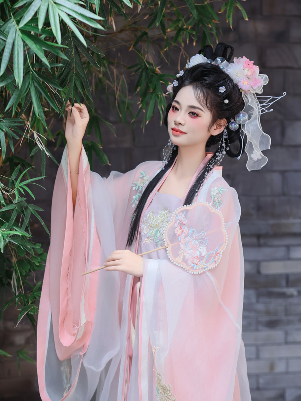 Fabric Meets Verses: Hanfu’s Poetic Soul
