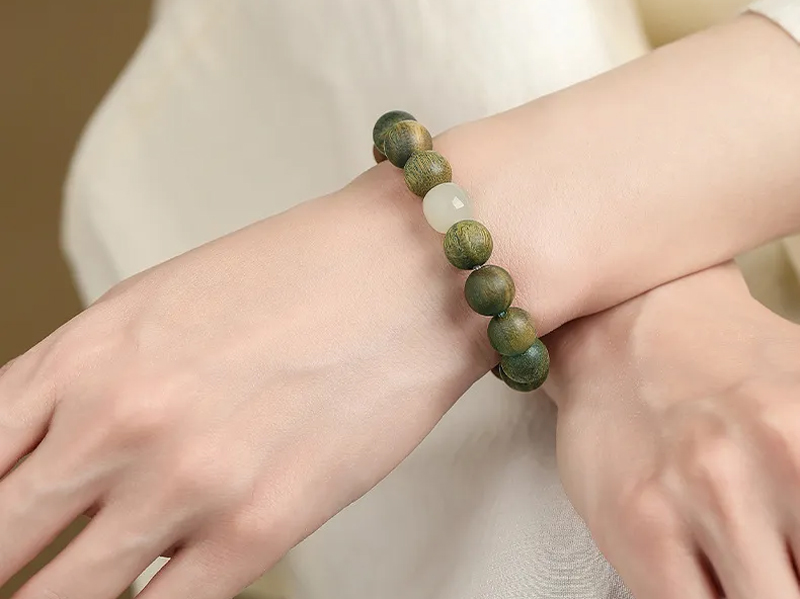 Green Sandalwood: Your Ancient Path to Peace and Vitality!