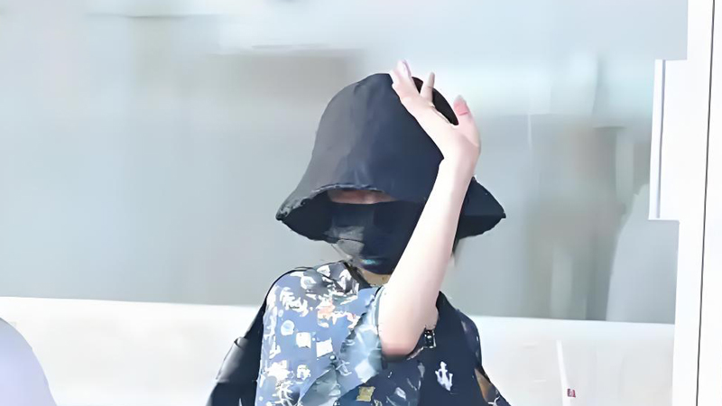 Hanfu on the Airport Runway: Yang Mi's Fashion Gambit That Divided China