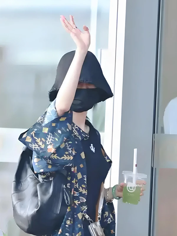 Hanfu on the Airport Runway: Yang Mi's Fashion Gambit That Divided China