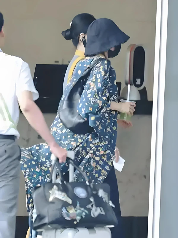Hanfu on the Airport Runway: Yang Mi's Fashion Gambit That Divided China