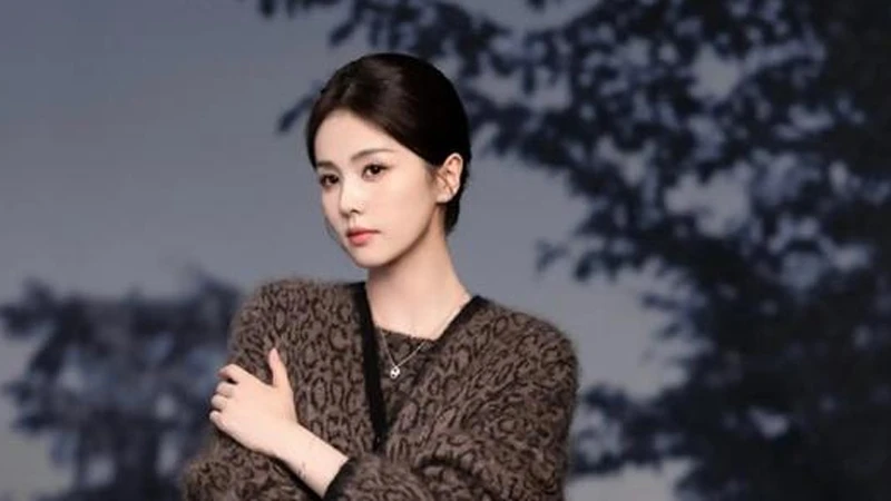 How Bai Lu Redefined Her Style Through a Trench Coat