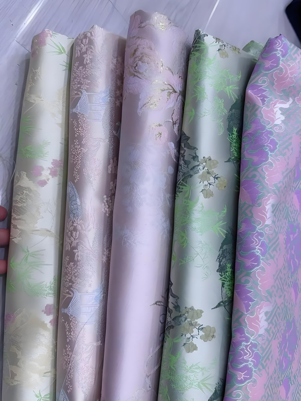 How Does the Qipao Embody the Beauty of Weak Virtue?