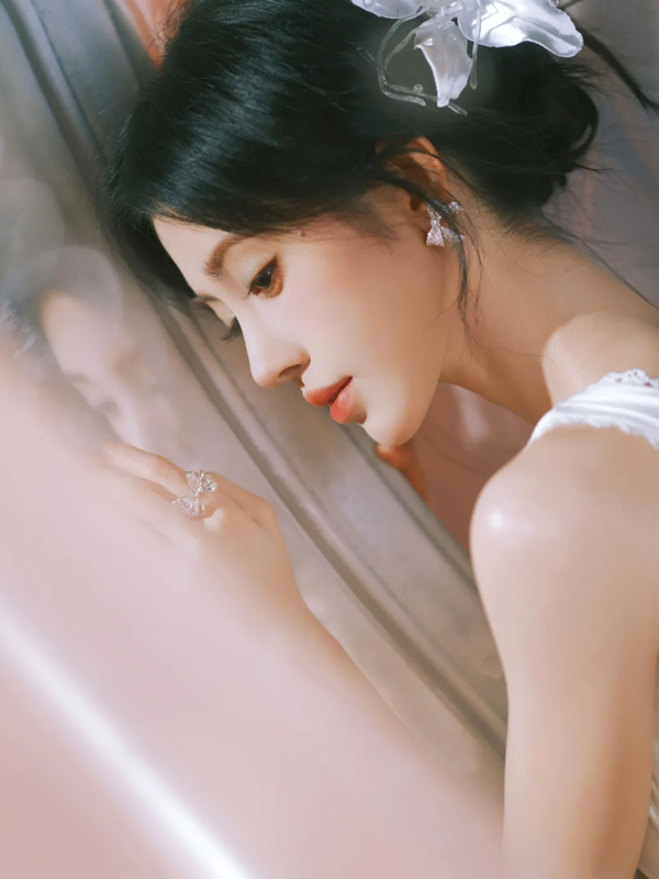 How Ju Jingyi's Liuli Zhan Costume Stole the Spotlight