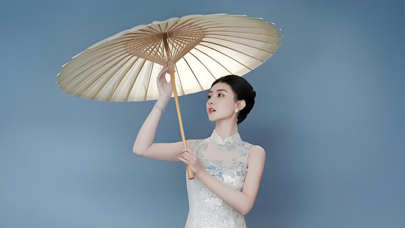How Liang Jie's Qipao Stole the Spotlight at 2025 Gala