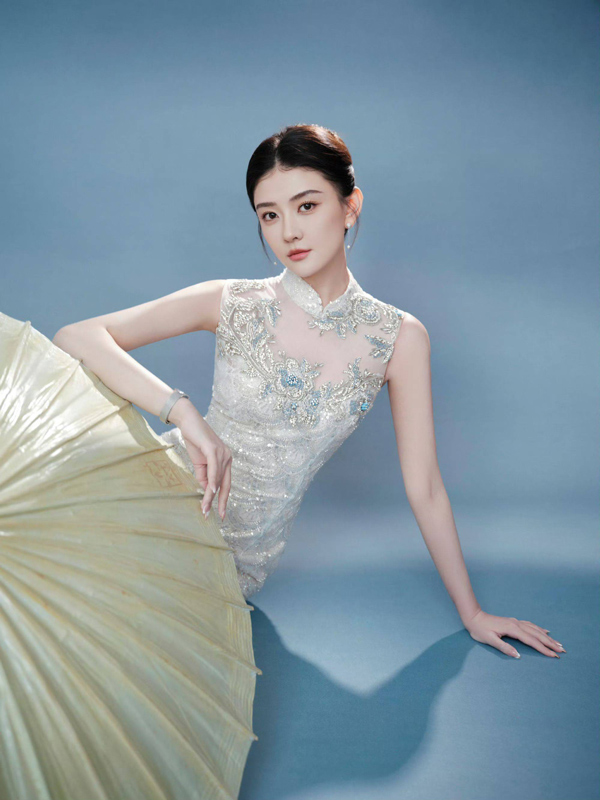 How Liang Jie's Qipao Stole the Spotlight at 2025 Gala