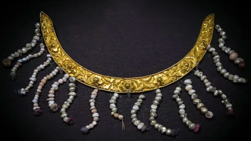 Jin Chen's Headdress: Reviving Ancient Chinese Beauty?