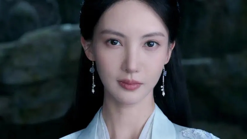 Jin Chen's Headdress: Reviving Ancient Chinese Beauty?