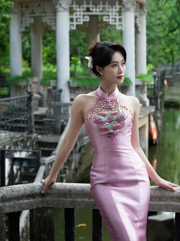 Lan Yingying's Qipao Photoshoot: Redefining Beauty with Power