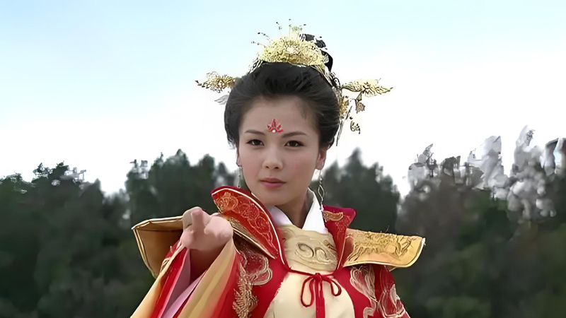 Liu Tao's Qipao Stroll Through Guzhen: A Symbol of Unyielding Spirit