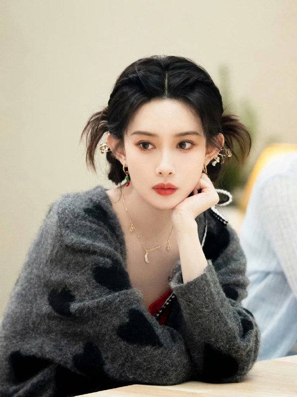 Meng Ziyi's Mastery of Fashion, Comedy, and Versatile Star