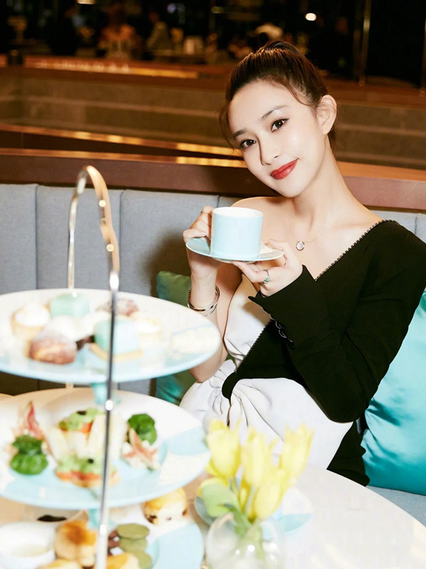 Meng Ziyi's Mastery of Fashion, Comedy, and Versatile Star