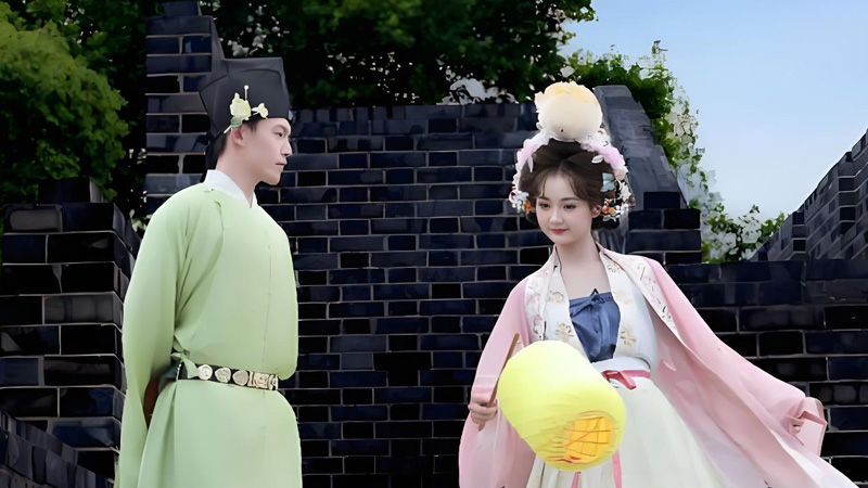 Song Dynasty Hanfu's Gentle Spirit in Today's World