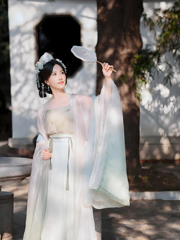 Song Dynasty Hanfu's Gentle Spirit in Today's World