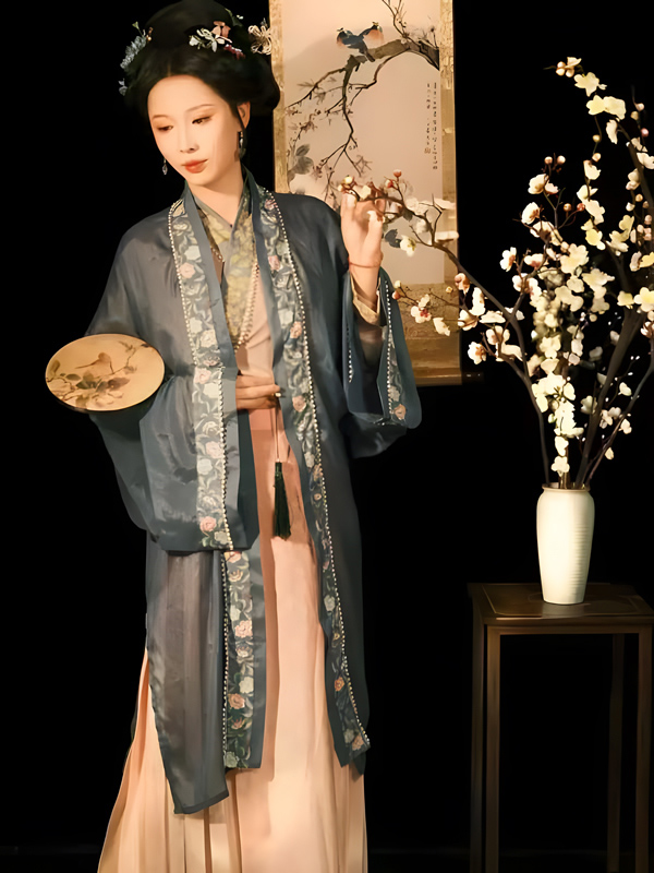 Song Dynasty Hanfu's Gentle Spirit in Today's World