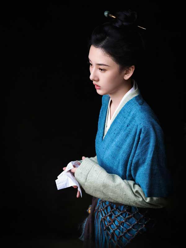 Song Zuer's Blue Robe Sparked Attention in Cousin Fortune