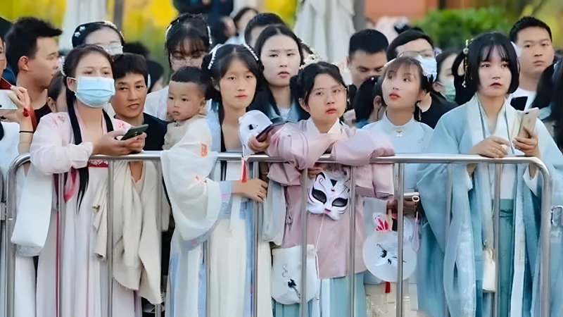 The Cultural Connotation and Future of Hanfu