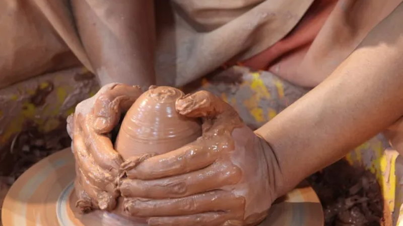 The Potter's Stage: Crafting Showstopping Ceramic Plates in 3 Acts