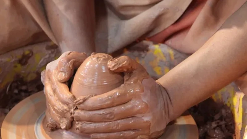 The Potter's Stage: Crafting Showstopping Ceramic Plates in 3 Acts