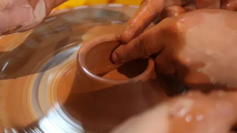 The Potter's Stage: Crafting Showstopping Ceramic Plates in 3 Acts