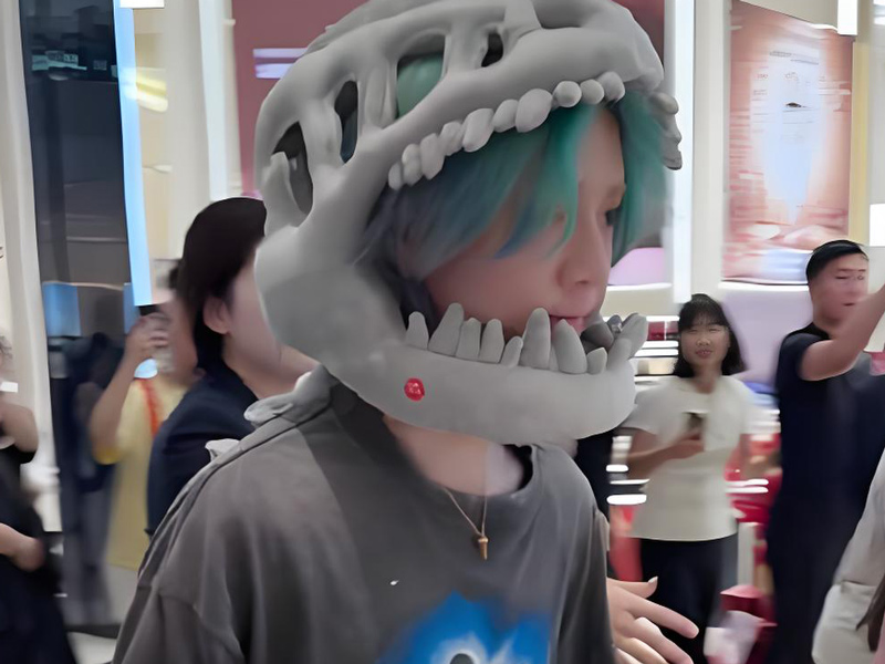 Why Did Lu Han's Dinosaur Headpiece in Zhengzhou Captivate Everyone?