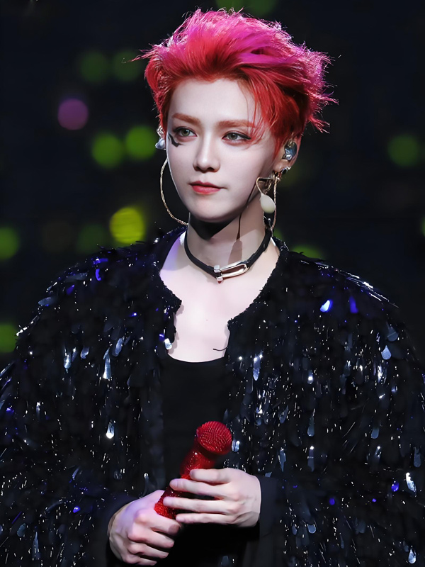 Why Did Lu Han's Dinosaur Headpiece in Zhengzhou Captivate Everyone?