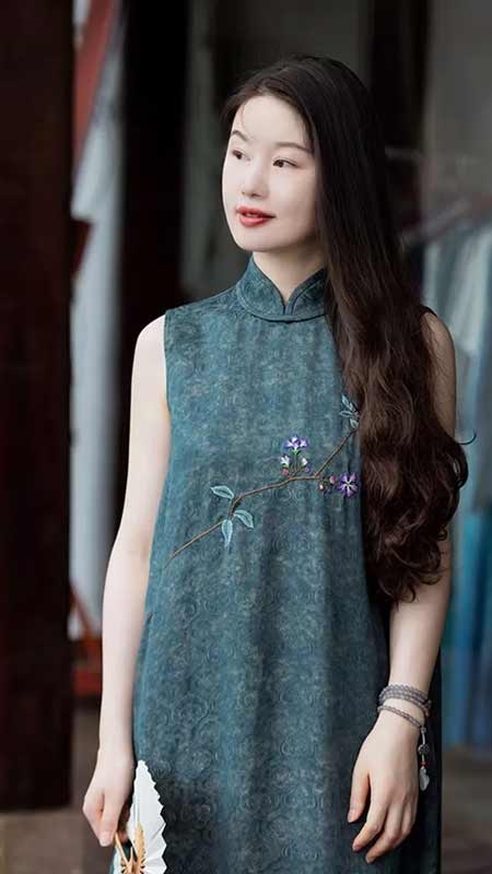 Wildflowers and Xiangyunsha Silk: A Double-Sided Stitched Dress