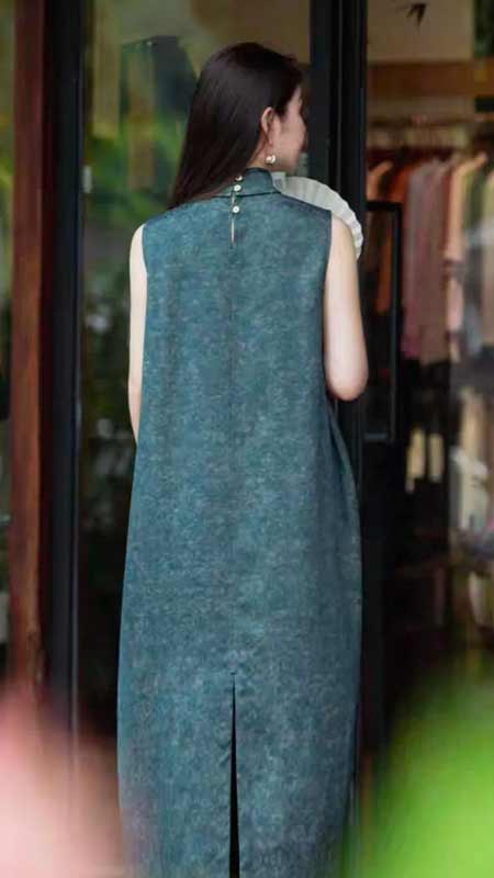 Wildflowers and Xiangyunsha Silk: A Double-Sided Stitched Dress