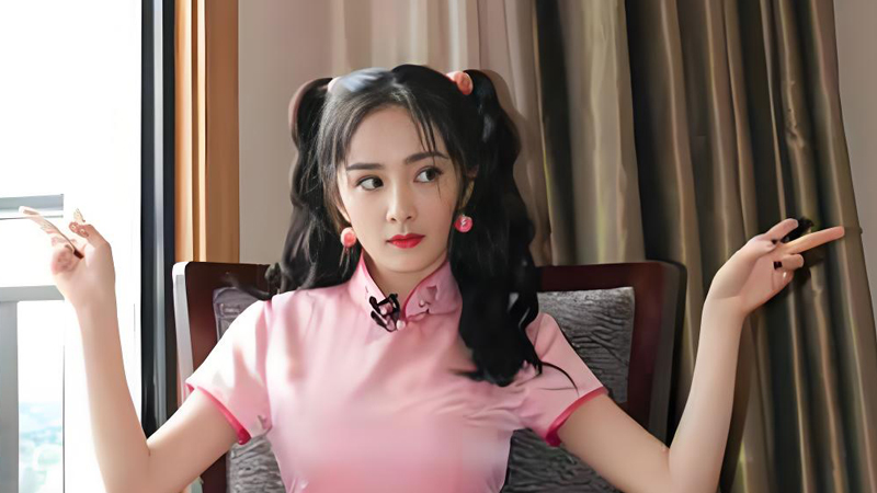 Yang Mi's Qipao: Sneakers and Pigtails in Daily Fashion?