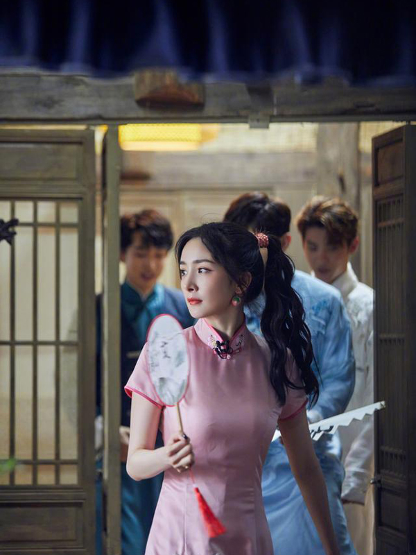 Yang Mi's Qipao: Sneakers and Pigtails in Daily Fashion?