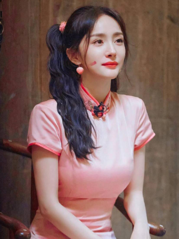 Yang Mi's Qipao: Sneakers and Pigtails in Daily Fashion?