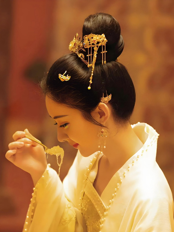 Zhao Liying in Tangzhuang: Hairstyle, Fabric, and Makeup Secrets