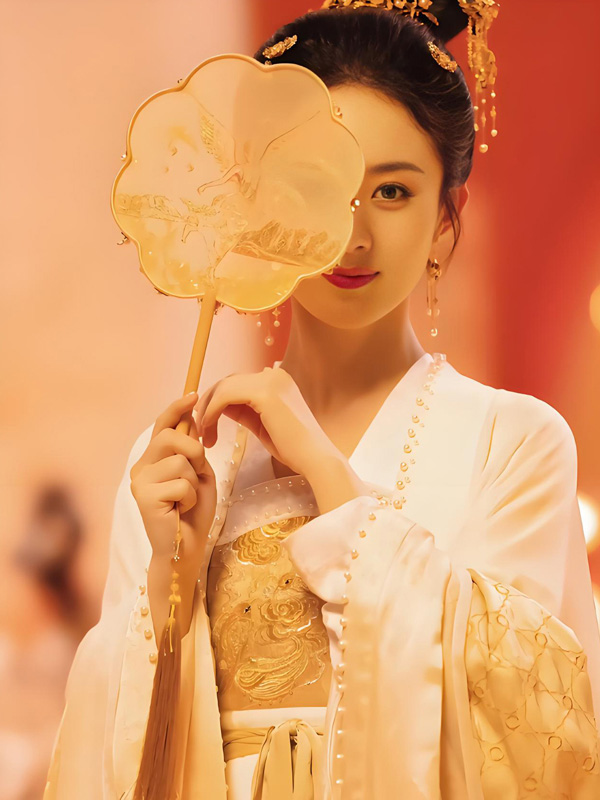 Zhao Liying in Tangzhuang: Hairstyle, Fabric, and Makeup Secrets