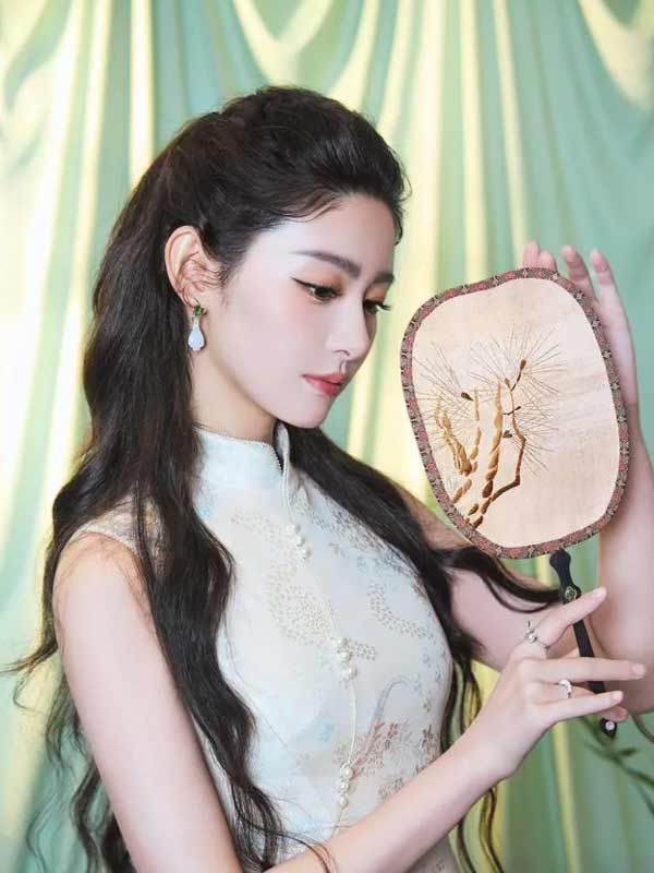 Zhao Qing: Hanfu Queen to Qipao's Timeless Statement