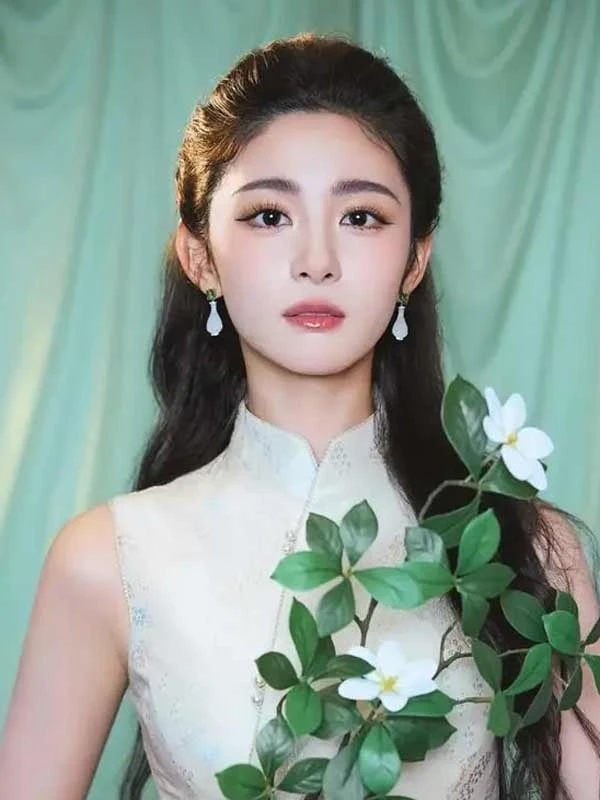Zhao Qing: Hanfu Queen to Qipao's Timeless Statement