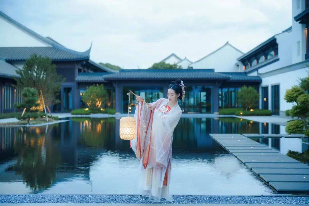 Wuzhen Hanfu Travel Guide 2026: Pricing, Studios, and Tips