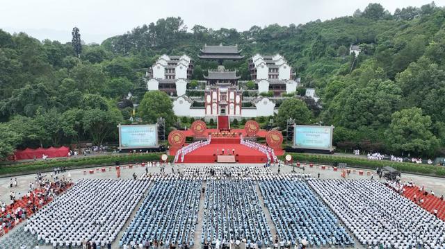 屈原故里端午文化节在宜昌市秭归县屈原祠前开幕。 嘉树传媒 摄